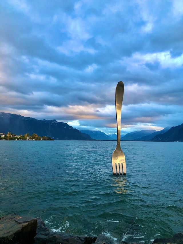 瑞士Vevey湖畔的神秘叉子：藝術與自然的奇妙融合