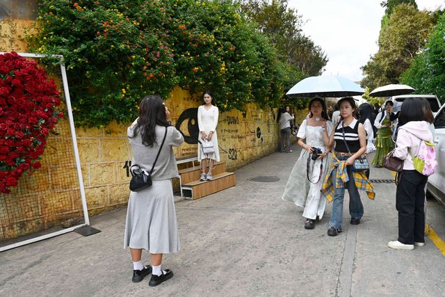 昆明大犟藝術館:美圖與首飾「跨界」演繹「雲巔花述」。 昆明大犟藝術館:美圖與首飾「跨界」演繹「雲巔花述」。
