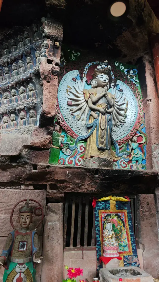 A beautiful family route, experience Tang Dynasty grotto culture in 1 hour. 