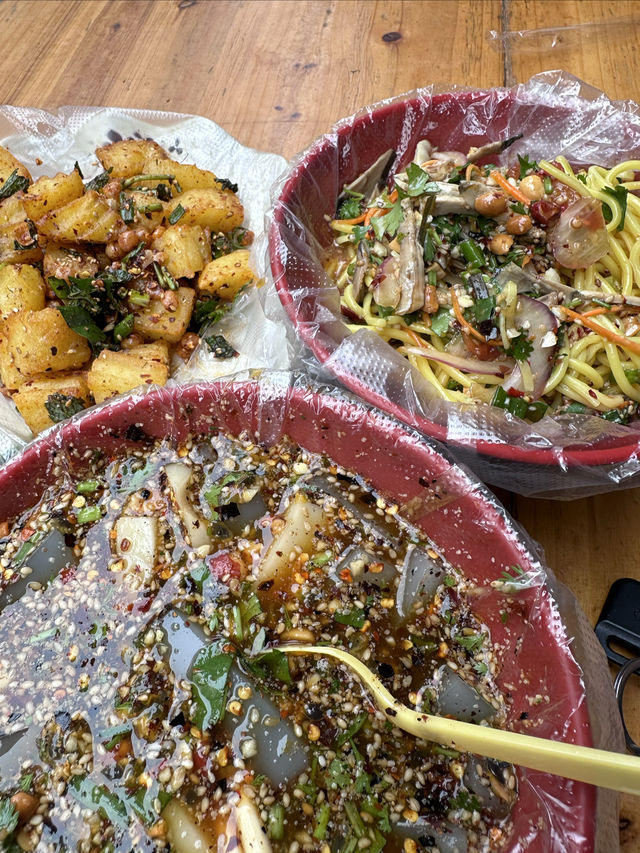 一開始她們說來版納就是泡酒店！我根本不信。