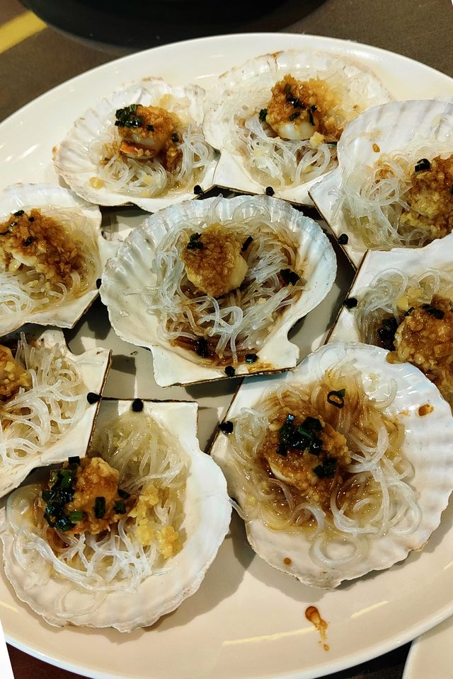 昆明人均一百多元就能吃到扶牆走的五星級酒店。