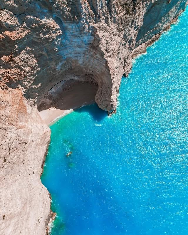 希臘萊夫卡斯島納瓦吉奧海灘——迷人的碧海與白沙的天堂
