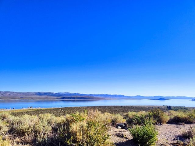 Discover the Wonder of Mono Lake 🌅🇺🇸