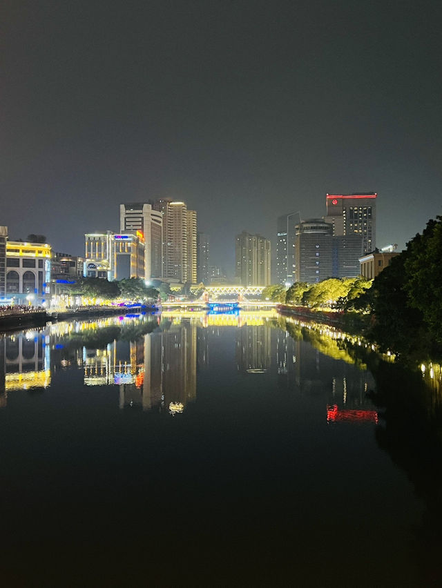 中山興中廣場摩天輪：夜間浪漫奇境