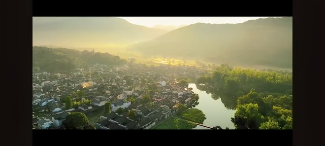 墨痕深處覓徽州  

踩著晨霧未散嘅青石板，我跌入咗徽州嘅水墨長卷裡。呢度嘅山、水、村落，都似係從硯台