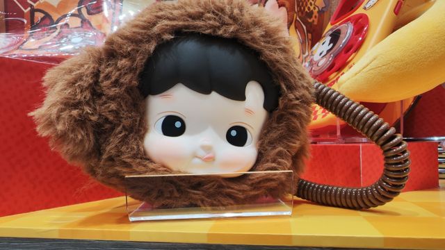 《泡泡瑪特的奇幻登陸》 泰州萬象城一樓中庭突然冒出個「彩虹盒子」，泡泡瑪特的招牌在玻璃牆上閃著微光