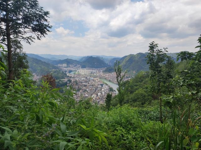 鎮遠石屏山秘境探訪:俯瞰太極古城,免費登山全攻略 鎮遠石屏山秘境探訪:俯瞰太極古城,免費登山全攻略