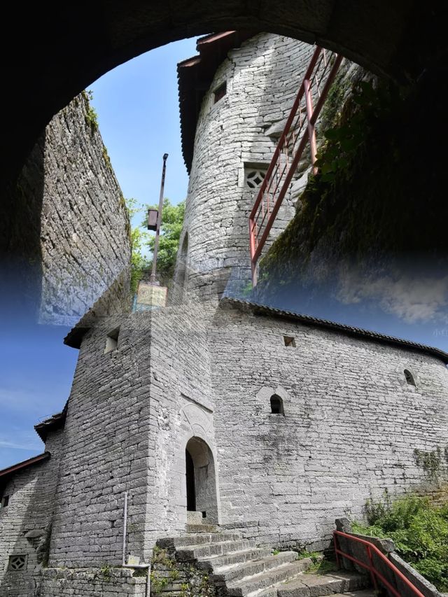 絕壁奇觀！貴州深藏400年的懸崖古寺，太震撼了！