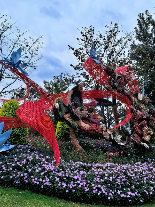 空中步廊俯瞰花草描繪的彩色大地。