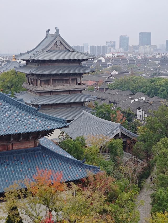 古鎮晨寐，塔上獨醒！