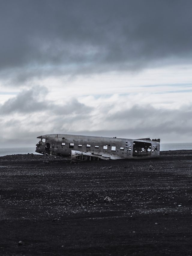冰島飛機殘骸|陰雨天秒出末世大片 冰島飛機殘骸|陰雨天秒出末世大片