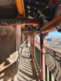 初冬的馬蹄寺，遠山微雪，不慌不忙爬樓去