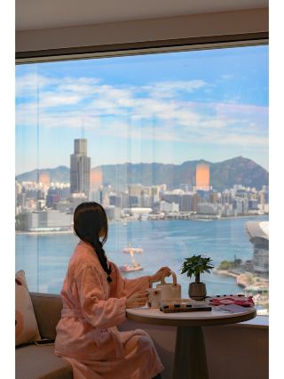 Stayed at the right hotel in Hong Kong! Lie down and enjoy the Victoria Harbour view + food and shopping guide