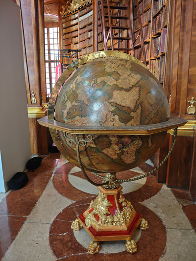 ウィーンの圧巻のバロック様式図書館。 | Trip.com ウィーン