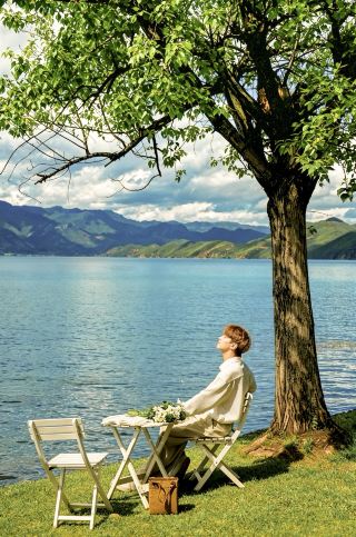 Because of a tree, I spent a whole day zoning out by Lugu Lake.