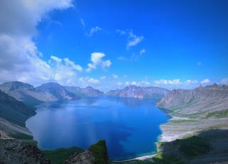 Baishan, Jilin, is not just a single tourist destination, but a combination of the West Slope of Changbai Mountain + Wanda/Luneng Resort + Yalu River border line + Linjiang Old Town 