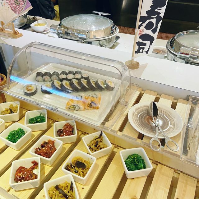 滿座！一百多依客人， 人聲鼎沸！食物豐富 ！