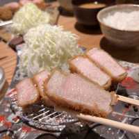 住宅街の路地裏みたいなところにひっそりと佇むトンカツの名店🐷