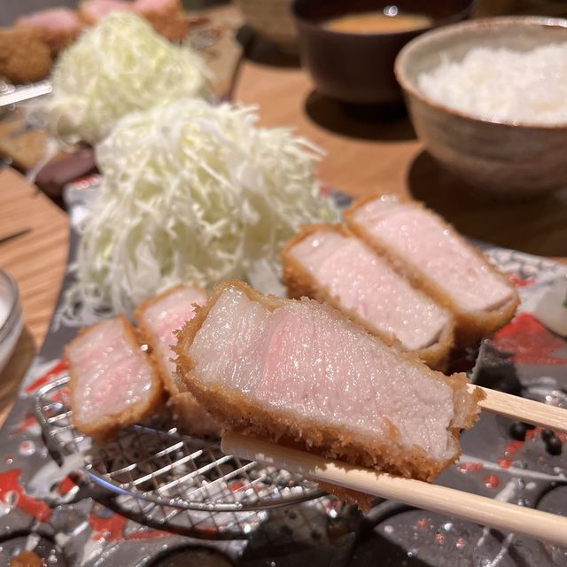 住宅街の路地裏みたいなところにひっそりと佇むトンカツの名店🐷