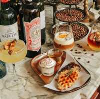 คาเฟ่ฟีลวินเทจย่านเจริญกรุง Ron Ron Slow Bar 