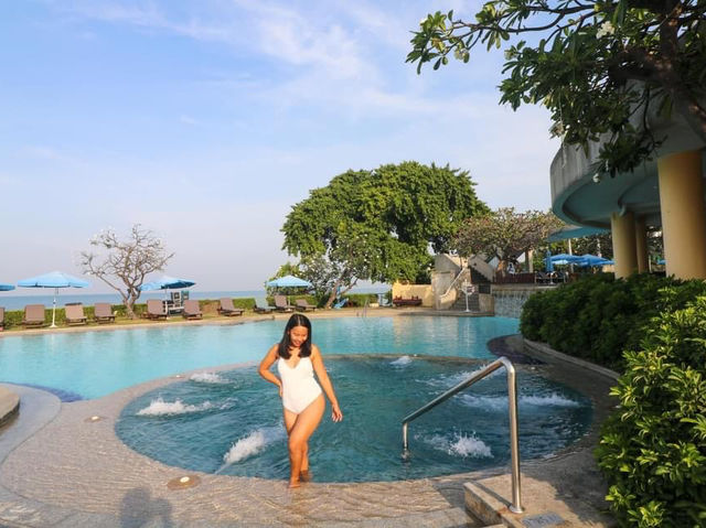 Dusit Thani Pattaya ที่พักสวยริมหาเพัทยา