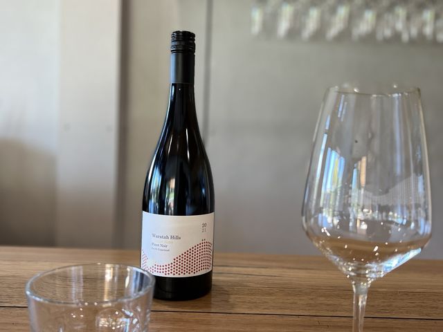 墨爾本酒莊野餐啦Waratah Hills Vineyard～😍不一樣的體驗😙酒莊，logo設計靈感來自於原住民