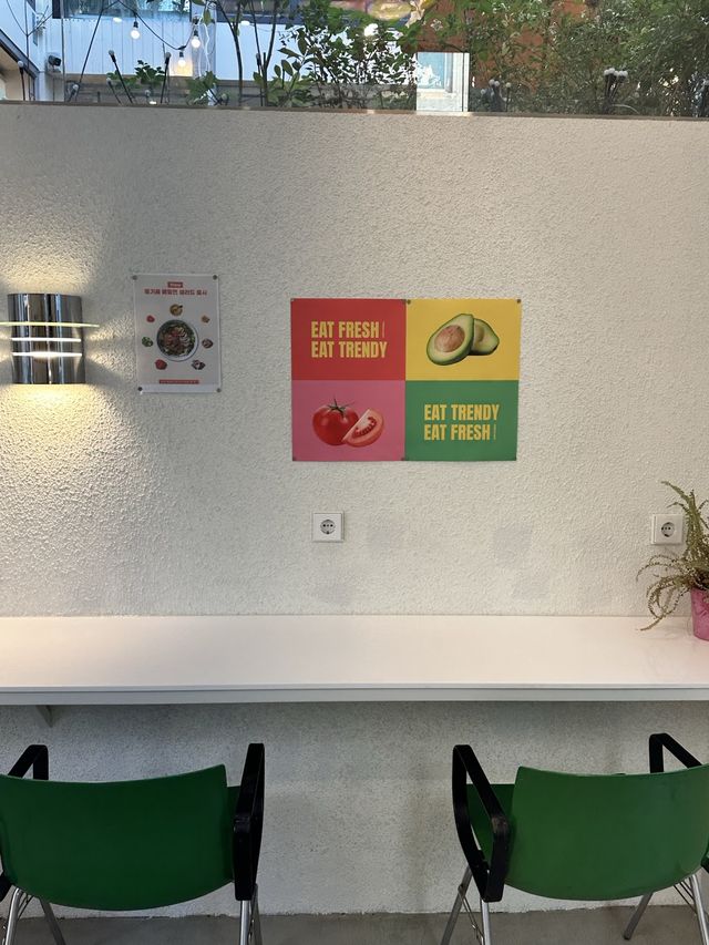 마치 작은 유럽 카페에서 샐러드 먹는 기분을 느낄 수 있는 포케올데이 신사점