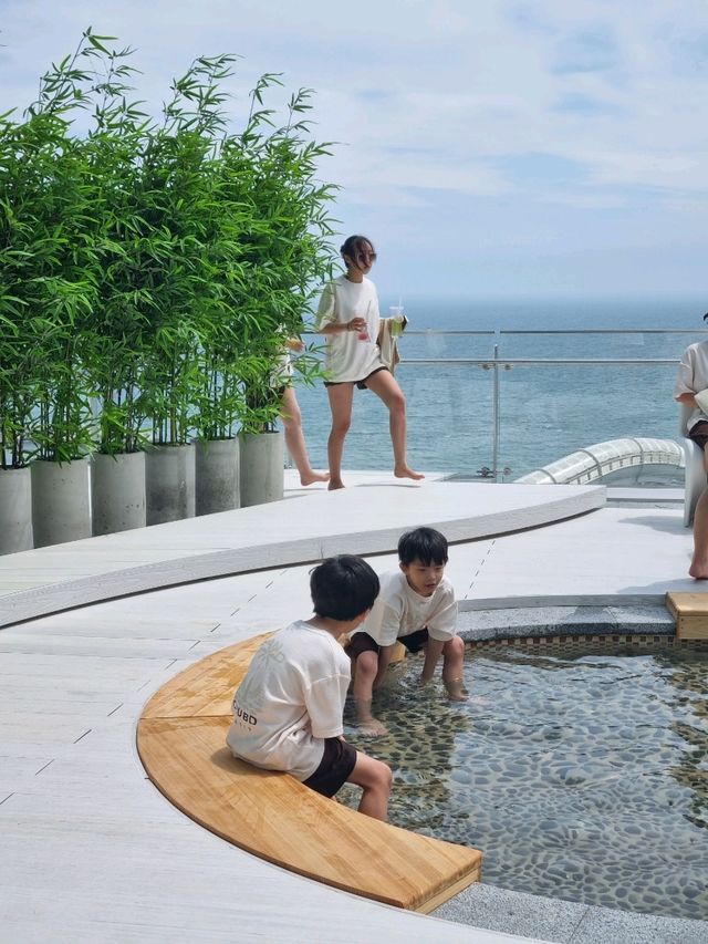 하얀 백사장 컨셉의 찜질방 족욕탕