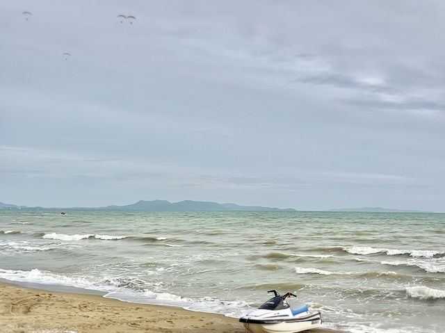 รับลมชมวิว ที่หาดจอมเทียนพัทยา Jomtien Beach 