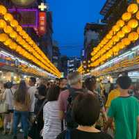 基隆廟口夜市的沈記螃蟹羹，享受海鮮的鮮甜和油飯的香氣