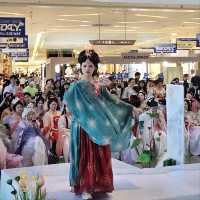 商場四處都是古代美人