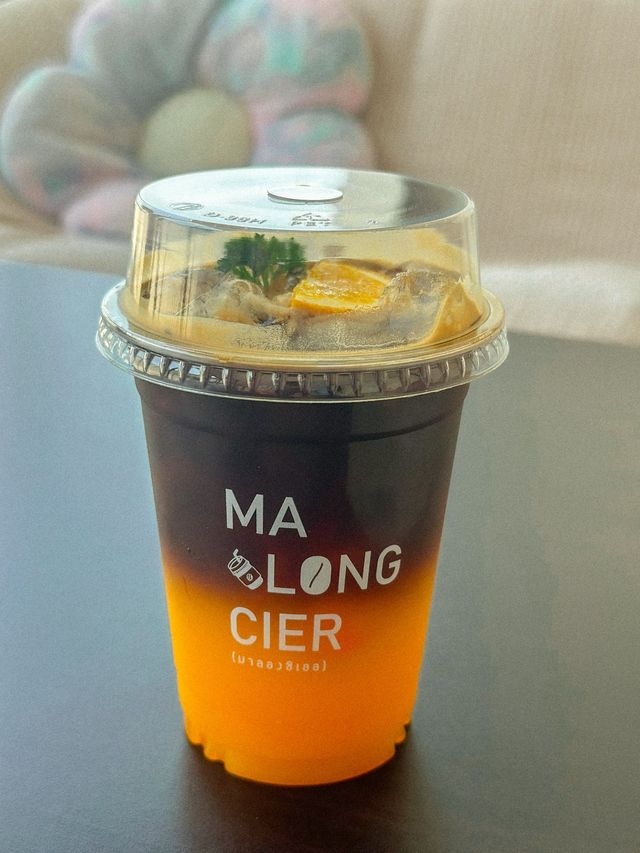มอลองซิเออ คาเฟ่ คาเฟ่แพรกษา แค่ชื่อก็น่าลองแล้ว 