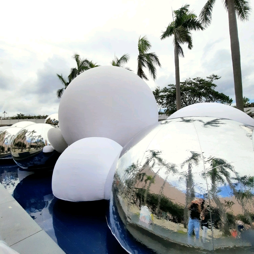 Arte, Istallation, Escultura De Flutua??o, Hong Kong Rato Cinzento  Inoperante Gigantesco Que Deriva Na água No Dia Nebuloso, Hong Fotografia  Editorial - Imagem de recuo, atual: 146219797