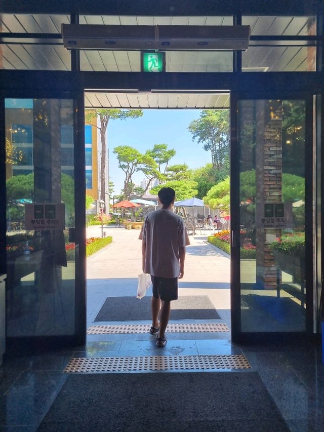 멋진 정원을 소유한 초대형 카페