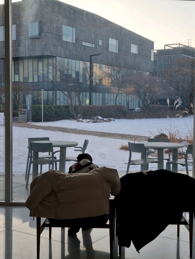 달달한 딸기라떼와 함께 뮤지엄카페 데이트