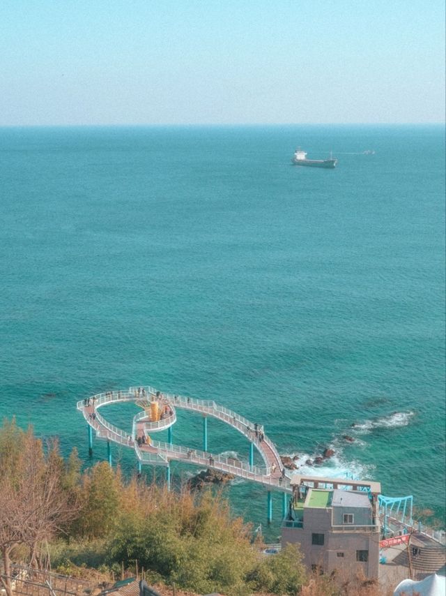 에메랄드 바다를 만날 수 있는 "묵호등대"