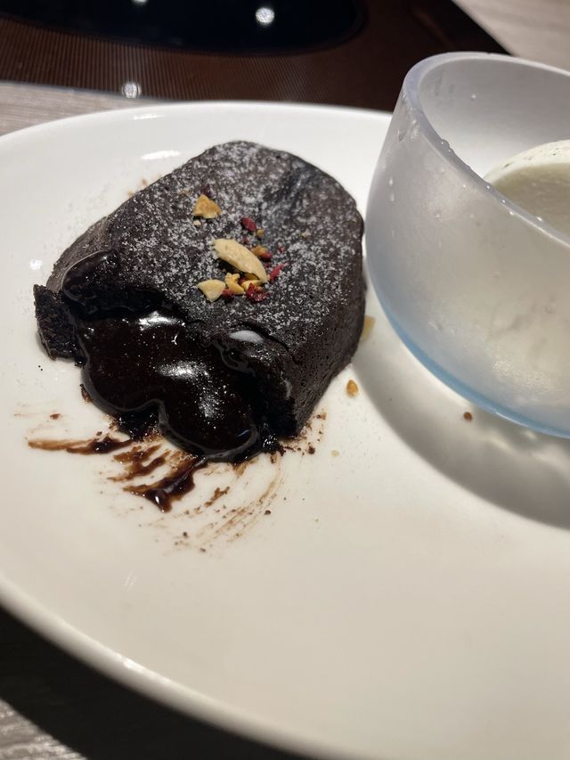 享 鍋酒館|被熔岩布朗尼耽誤的火鍋店 享 鍋酒館|被熔岩布朗尼耽誤的火鍋店