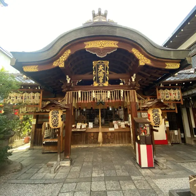 京都新京極「錦天満宮」日常生活に溶け込み地元に親しまれている商店街に鎮座する神社