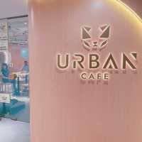 收工約埋閨蜜去貓貓cafe，忙咗成個星期終於可以唞吓，坐低食嘢傾吓偈，又可以玩貓貓，治癒感一流！