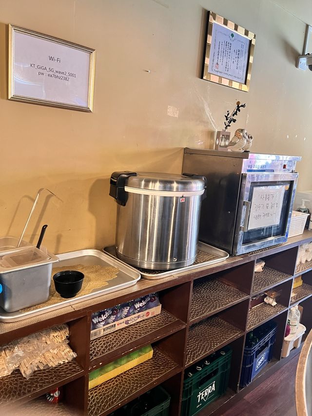 〖 ソウル・誠信女大入口〗 脂が乗ったサーモン丼🐟✨豚カツも人気なお店!!
