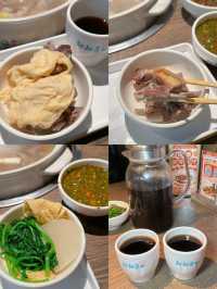 「毛記海南東山羊x靚靚」，主打新鮮不隔夜即切羊肉，重點係用炭爐火鍋，羊肉湯底更熬足6個鐘，夠晒暖笠笠🔥🔥