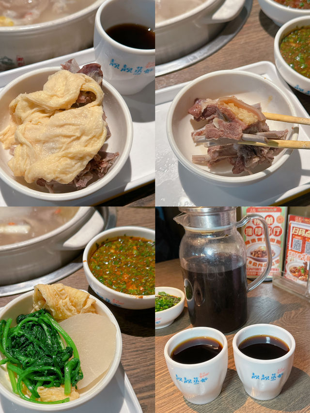 「毛記海南東山羊x靚靚」，主打新鮮不隔夜即切羊肉，重點係用炭爐火鍋，羊肉湯底更熬足6個鐘，夠晒暖笠笠🔥🔥