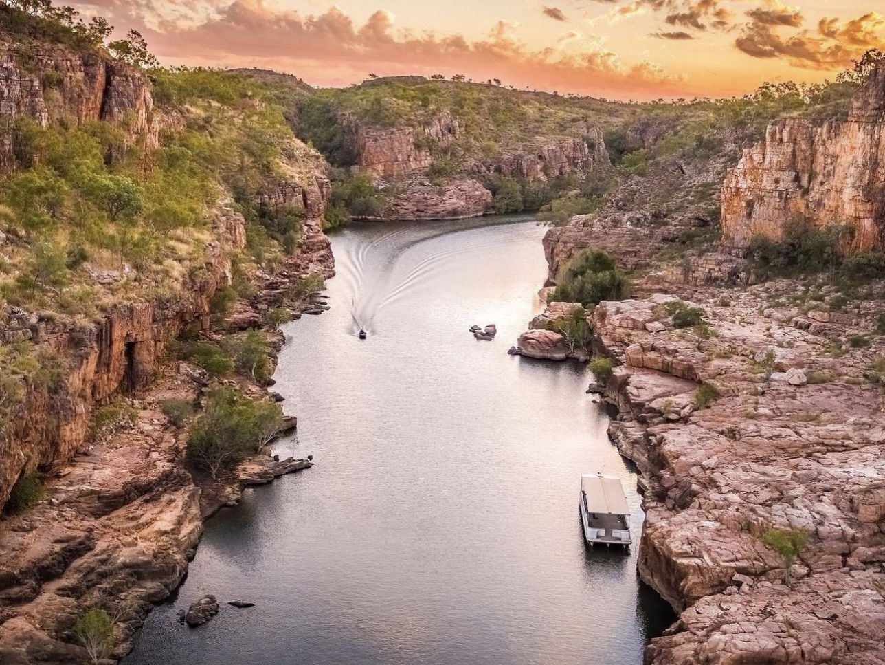 Katherine Gorge: หินทรายนับพันล้านปีที่กัดเซาะหุบเขาอันสวยงามตระการตา 13 แห่งในปัจจุบัน เป็นสถานที่ท่องเที่ยวที่ไม่ควรพลาดในเขต Northern Territory ของออสเตรเลีย