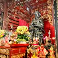 湖の近くのクアンタン寺