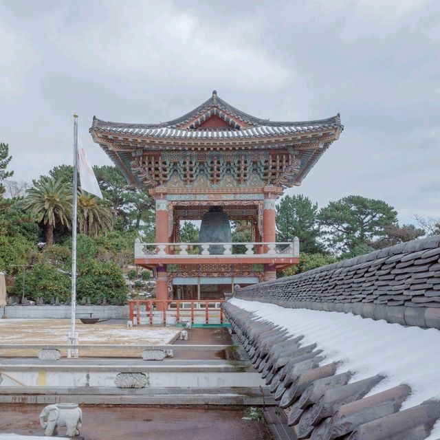 큰 규모에 놀라고, 앞에 보이는 바다에 놀라는 약천사