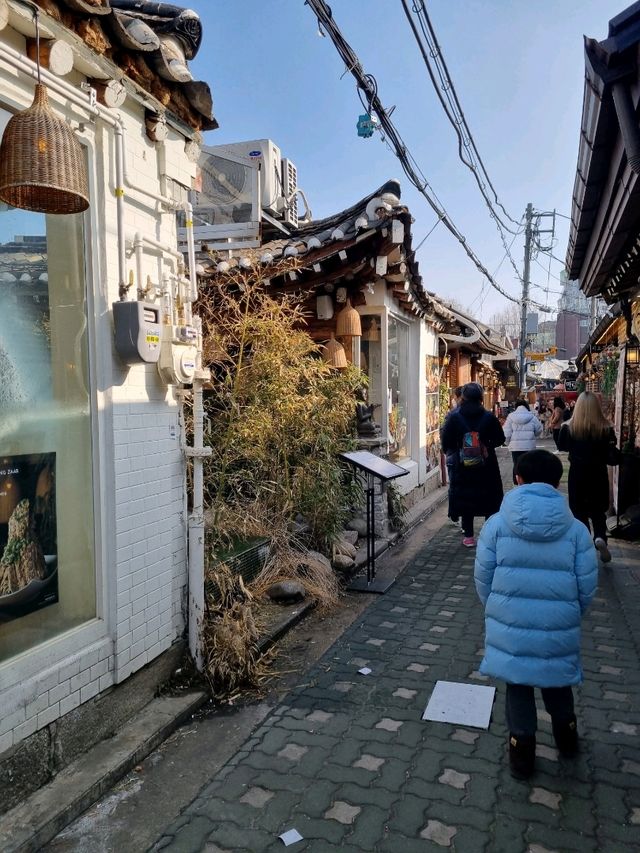힙하게 변신한 한옥 거리