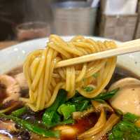 【大阪・難波】真っ黒なのにアッサリしている大阪ブラック「麺屋 丈六 なんば店」