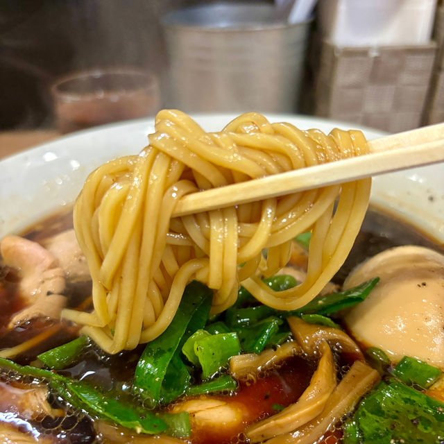 【大阪・難波】真っ黒なのにアッサリしている大阪ブラック「麺屋 丈六 なんば店」