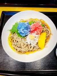 【神奈川県/極楽寺　お蕎麦の上にある色鮮やかな紫陽花&レモンをかけて色の変化も楽しめる】