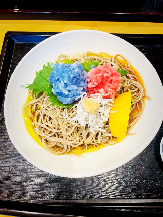 【神奈川県/極楽寺　お蕎麦の上にある色鮮やかな紫陽花&レモンをかけて色の変化も楽しめる】